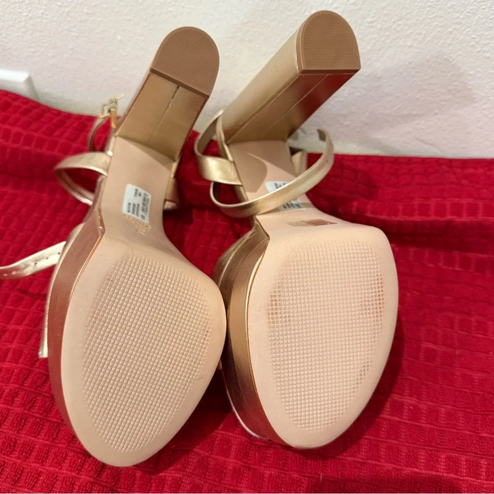 Schutz Kaila Heel in Platina size 9.5..